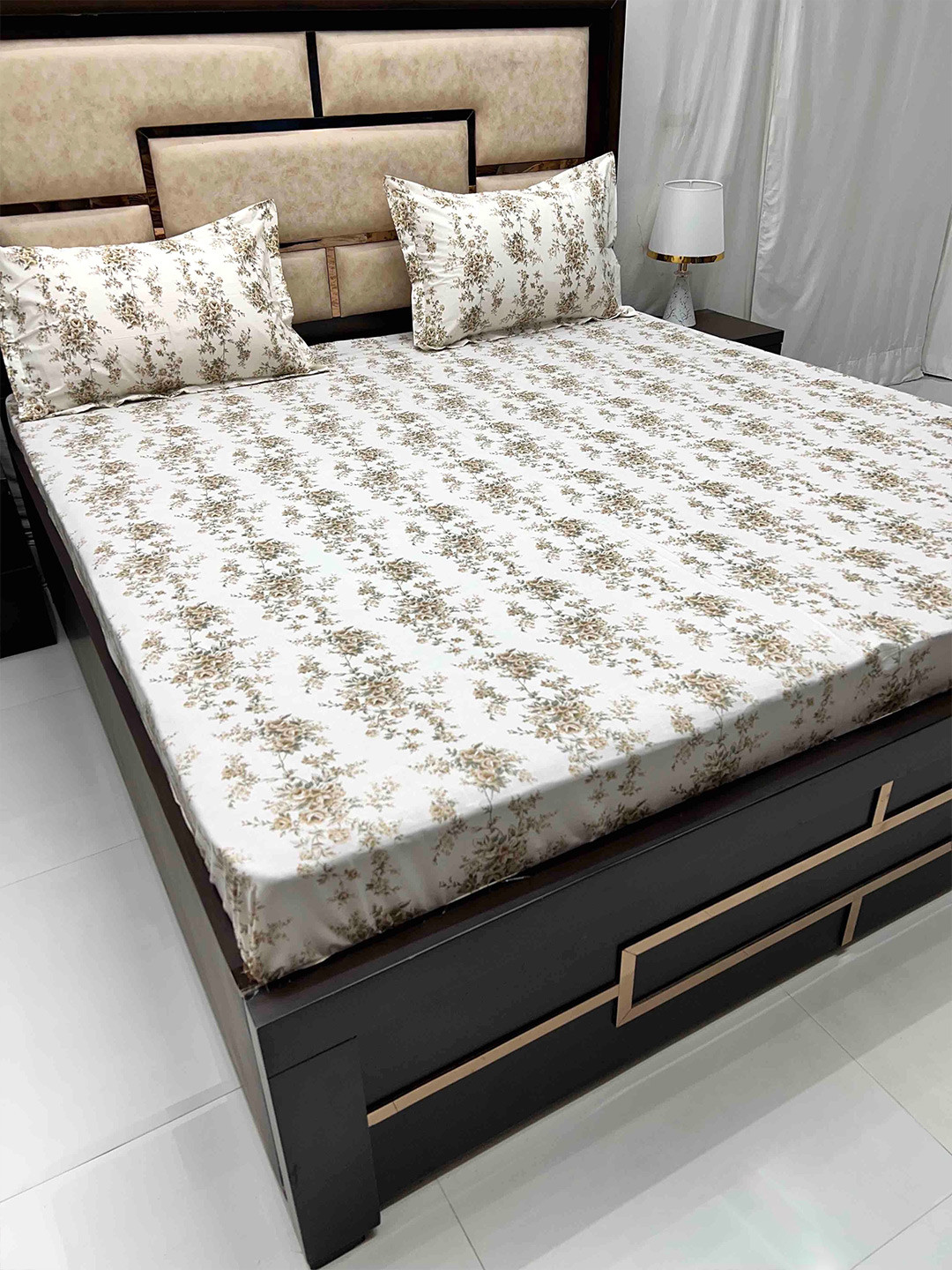 

Pure Decor Villa White & Brown Pure Cotton 330 TC King Bedsheet with 2 Pillow Covers