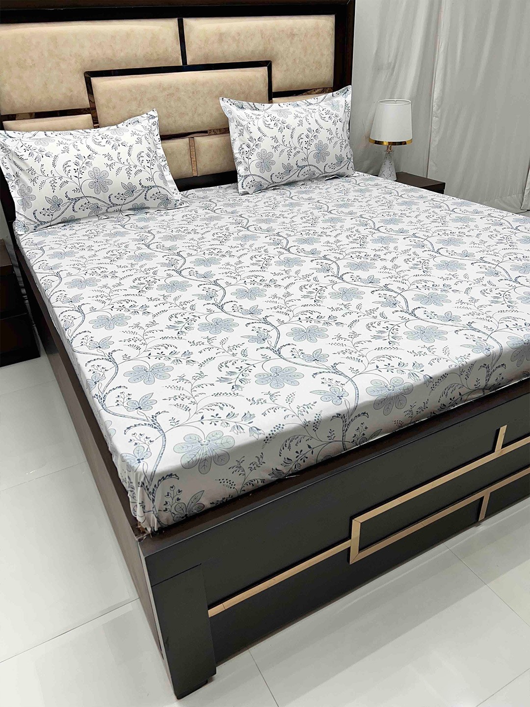 

Pure Decor Villa Blue & White Floral Cotton 330 TC King Bedsheet & 2 Pillow Covers