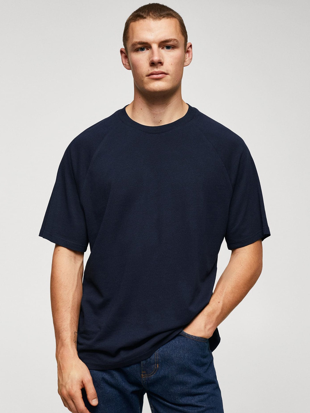 

MANGO MAN Linen Cotton Solid T-shirt, Navy blue