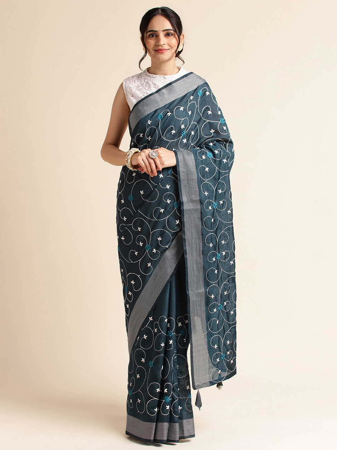 

FABMORA Floral Embroidered Saree, Blue