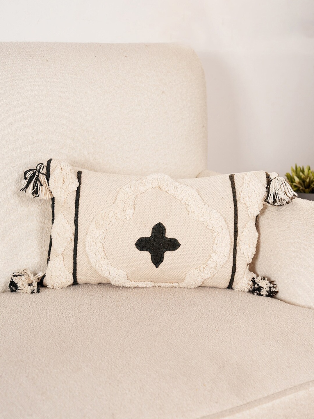 

Art Avenue Cream-Coloured & Black Rectangle Cotton Cushion Cover