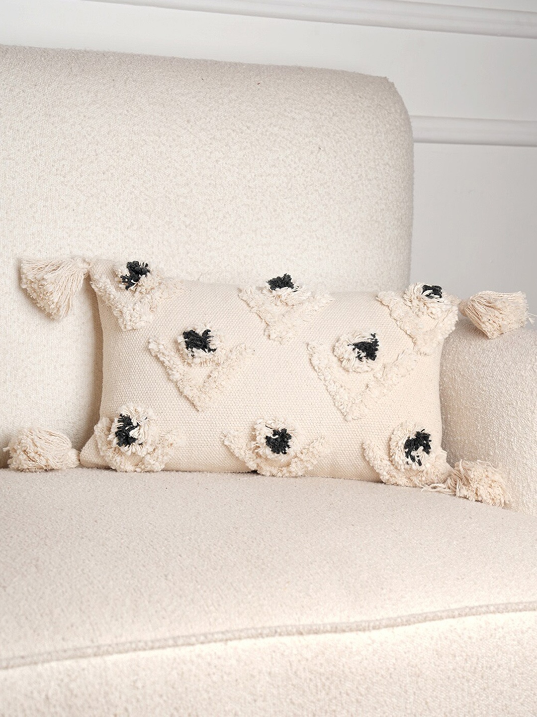 

Art Avenue Cream-Coloured & Black Self Design Cotton Rectangle Cushion Cover