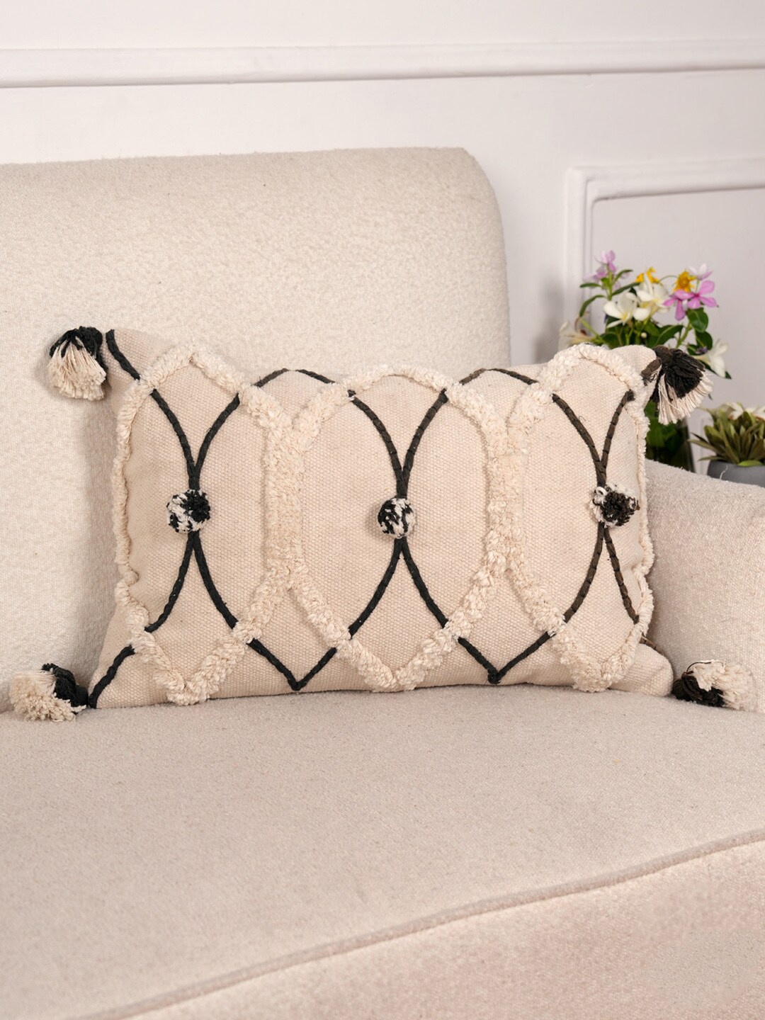 

Art Avenue Beige & Black Rectangle Cotton Cushion Cover
