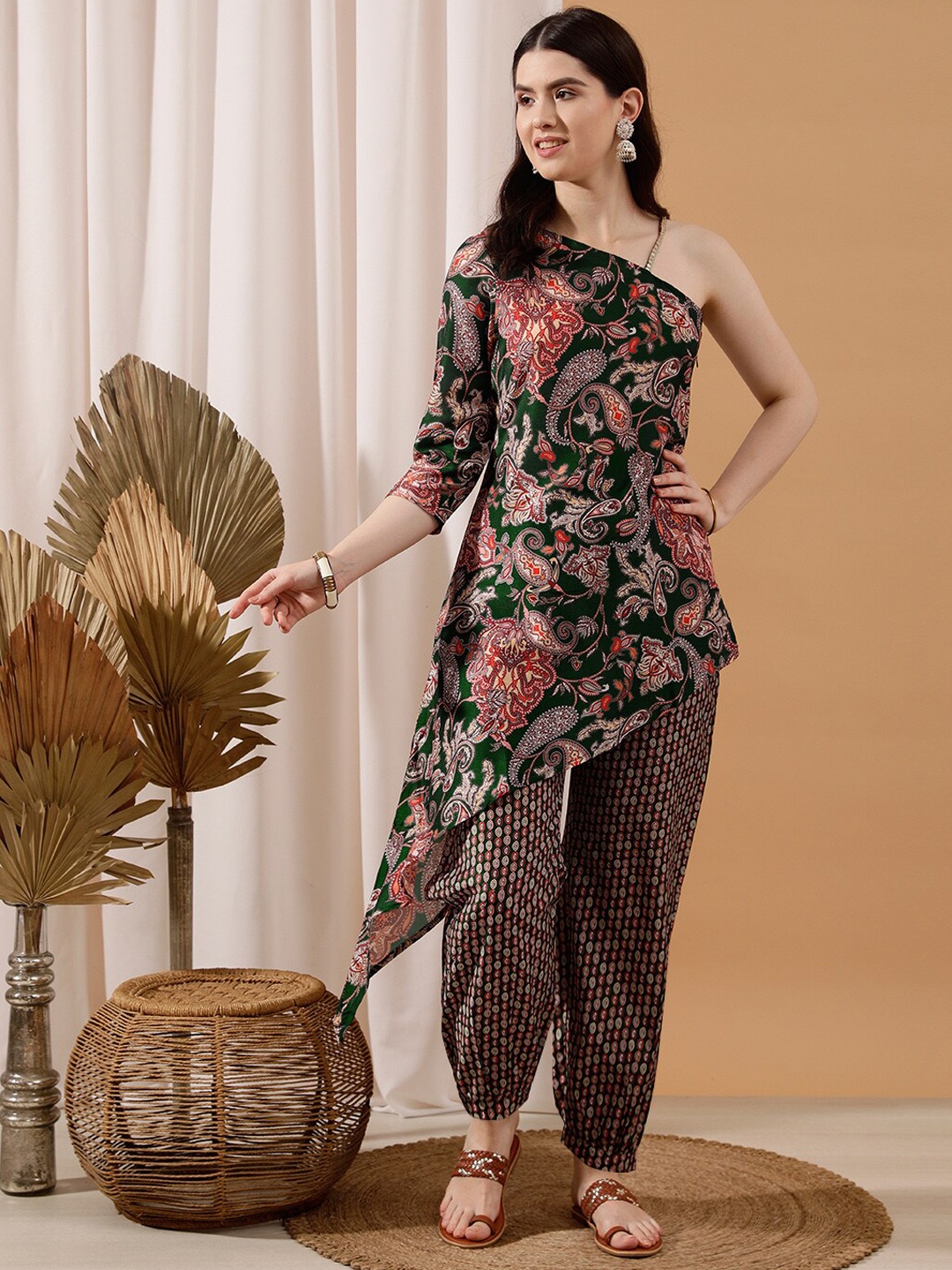 

indo street Ethnic Motifs Printed Regular Silk Crepe Kurta with Trousers, Green