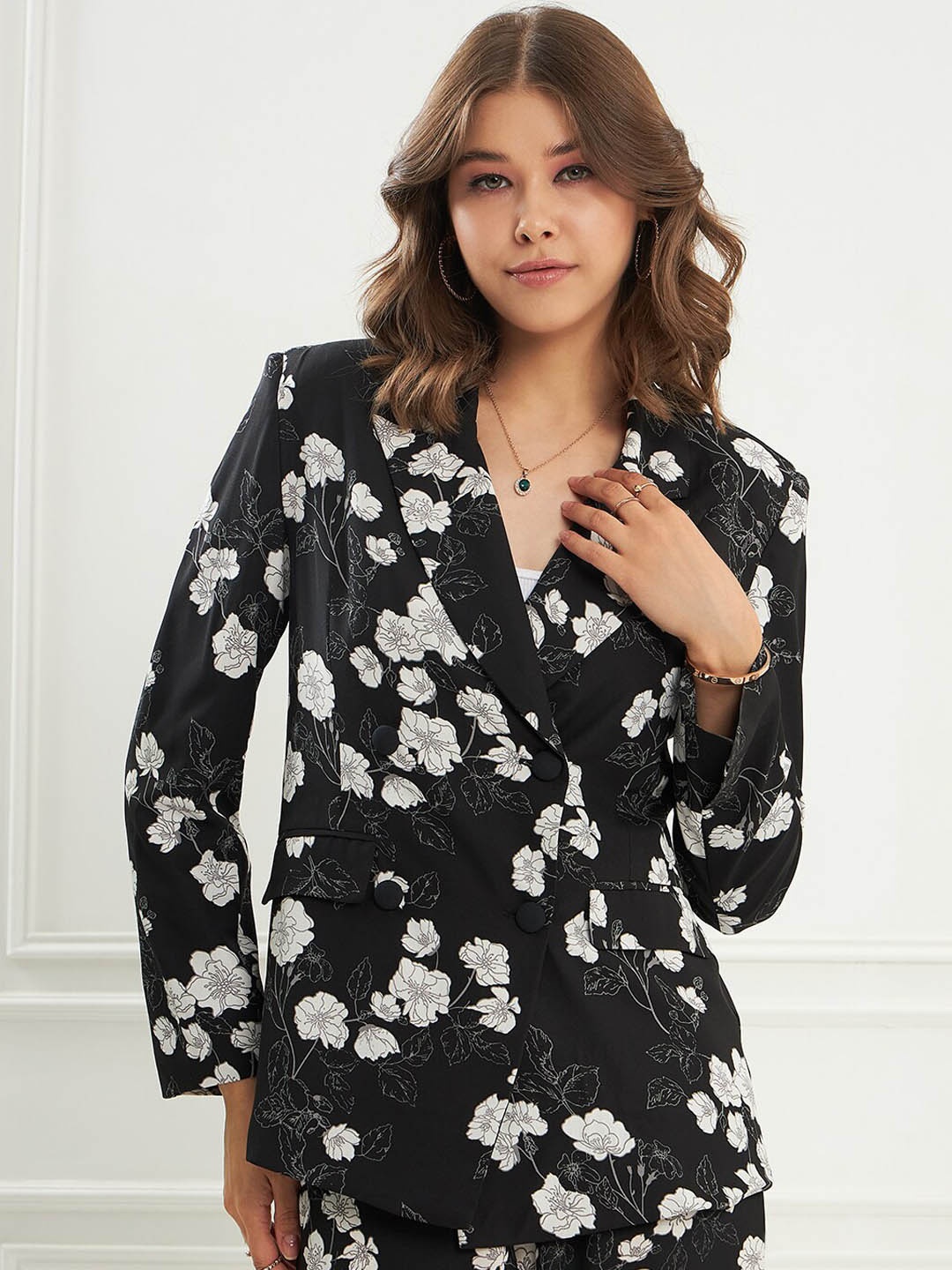 

KASSUALLY Floral Printed Single Breasted Blazer, Black