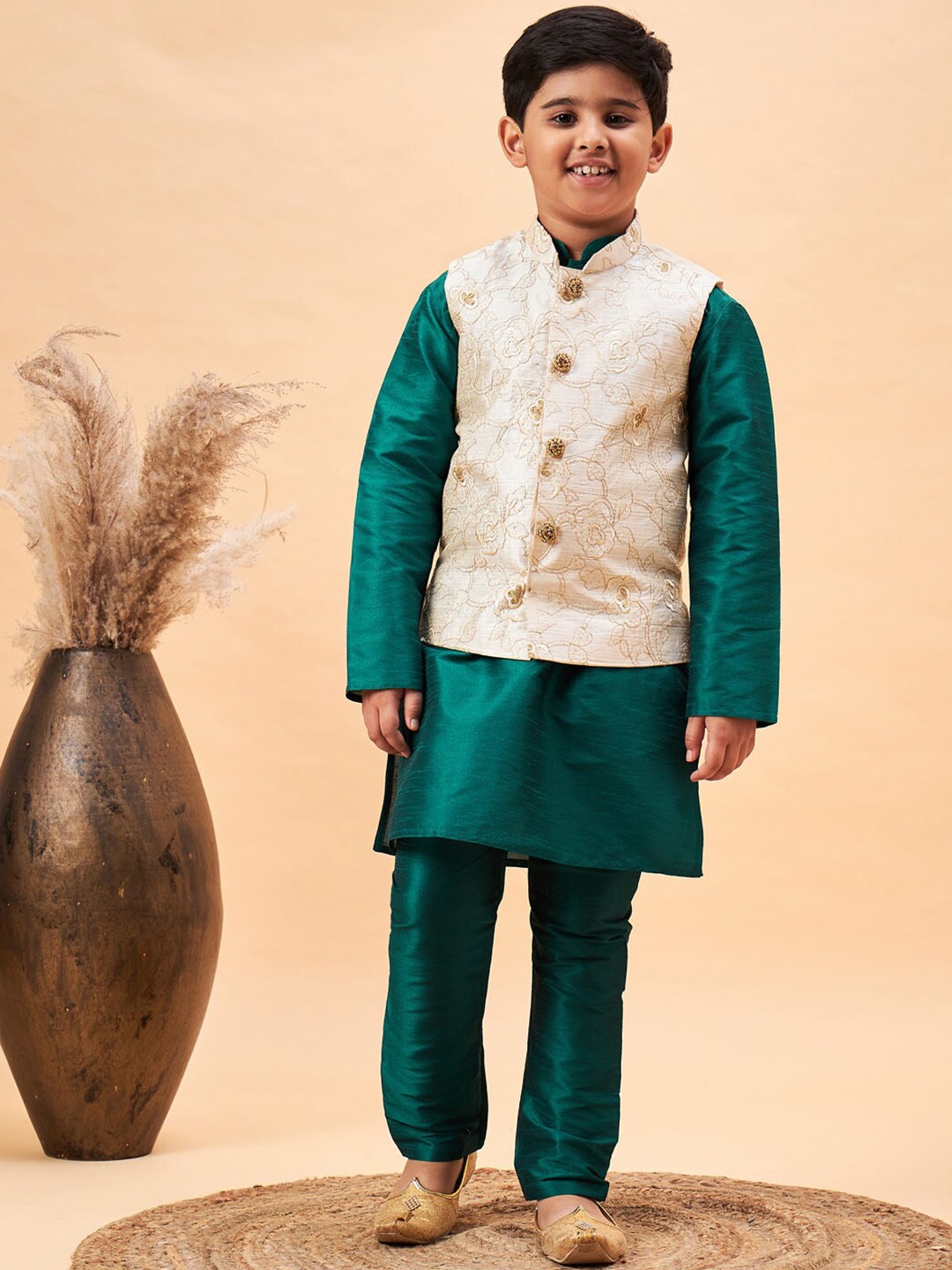 

VASTRAMAY Mandarin Collar Straight Kurta With Pyjamas, Green