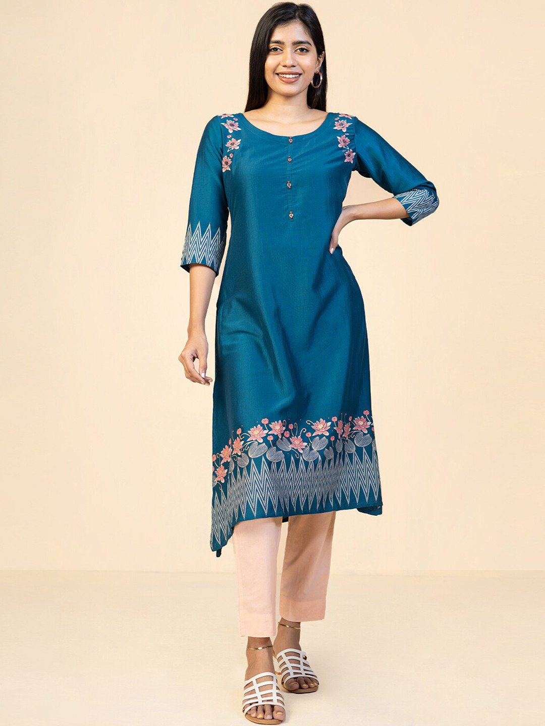 

Maybell Women Floral Embroidered Kurta, Blue