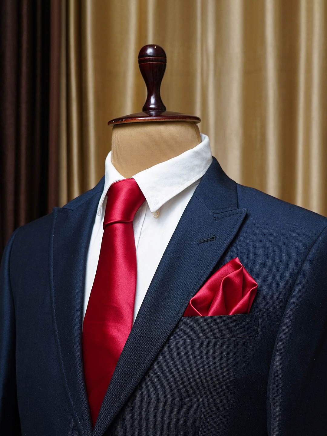 

AXLON Solid Neck Tie With Pocket Square, Red