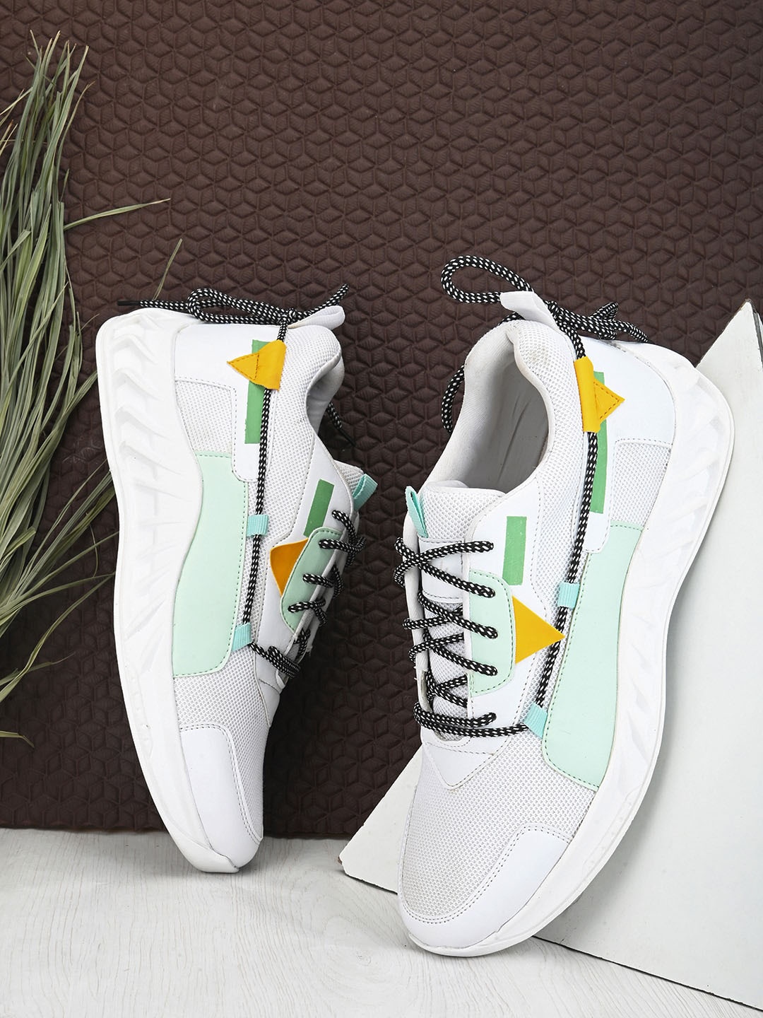 

AIRBELL Men Colourblocked Sneakers, White