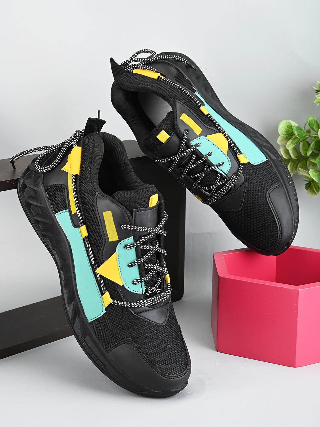 

AIRBELL Men Colourblocked Sneakers, Black