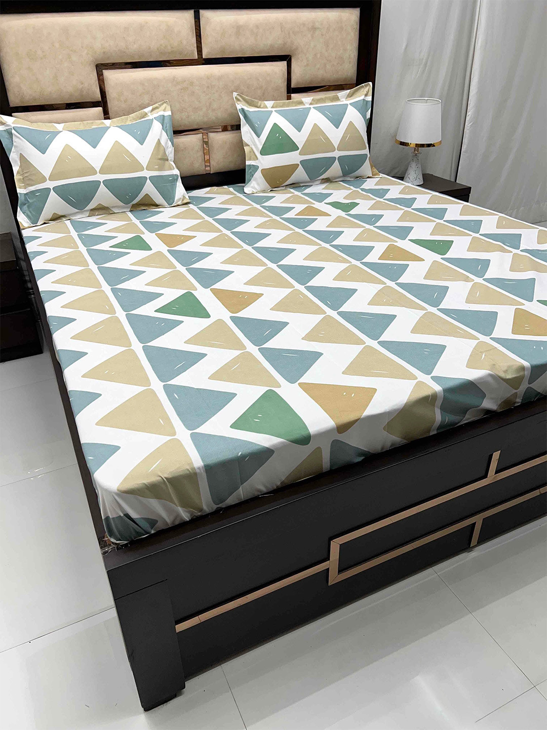 

Pure Decor Leisure Fur White & Green Geometric 230 TC King Bedsheet With 2 Pillow Covers
