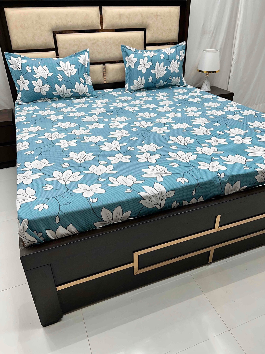 

Pure Decor Leisure Fur Blue & White Floral 230 TC King Bedsheet With 2 Pillow Covers
