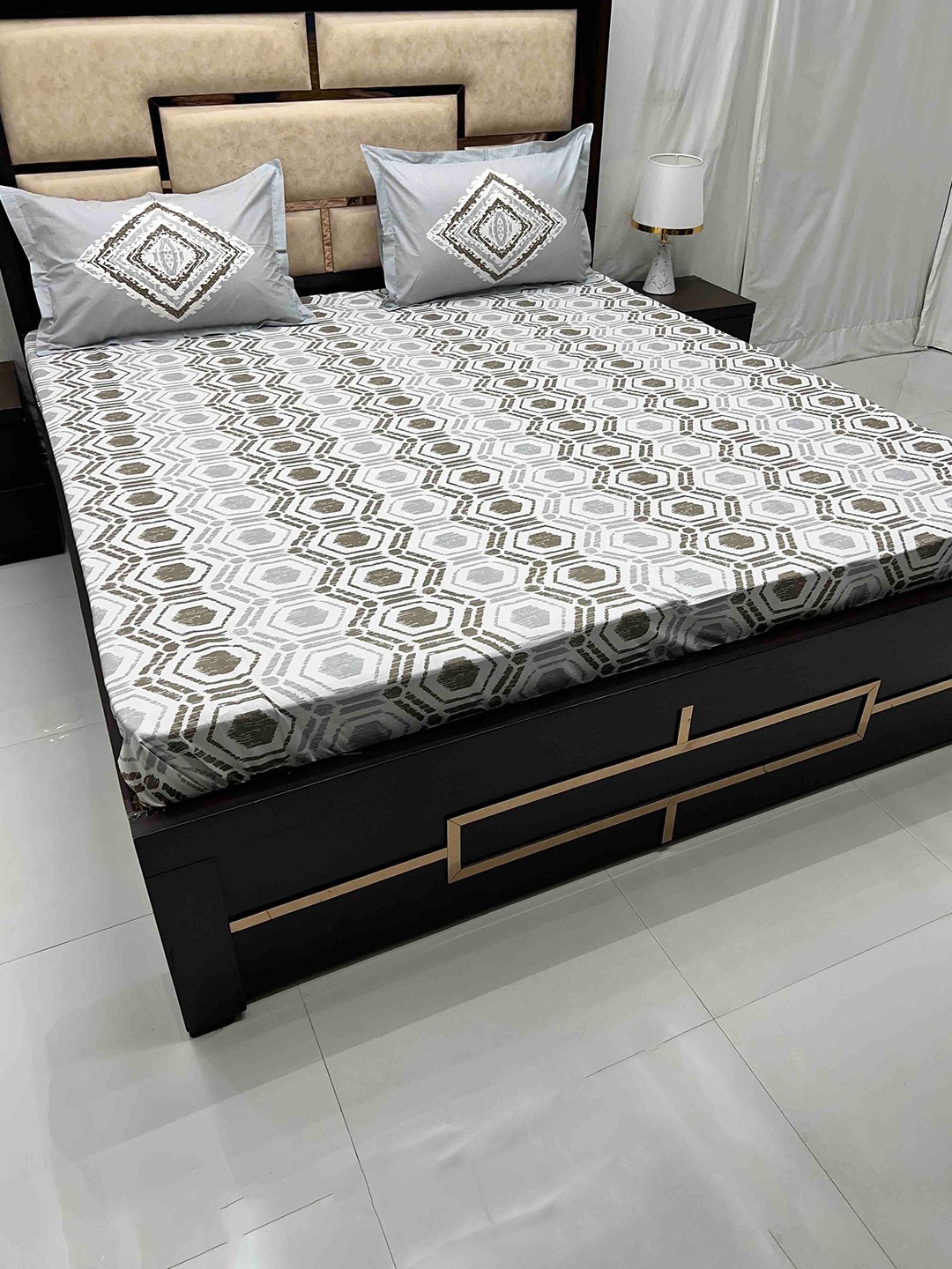 

Pure Decor Lifestyle White Geometric Pure Cotton 300 TC King Bedsheet & 2 Pillow Covers