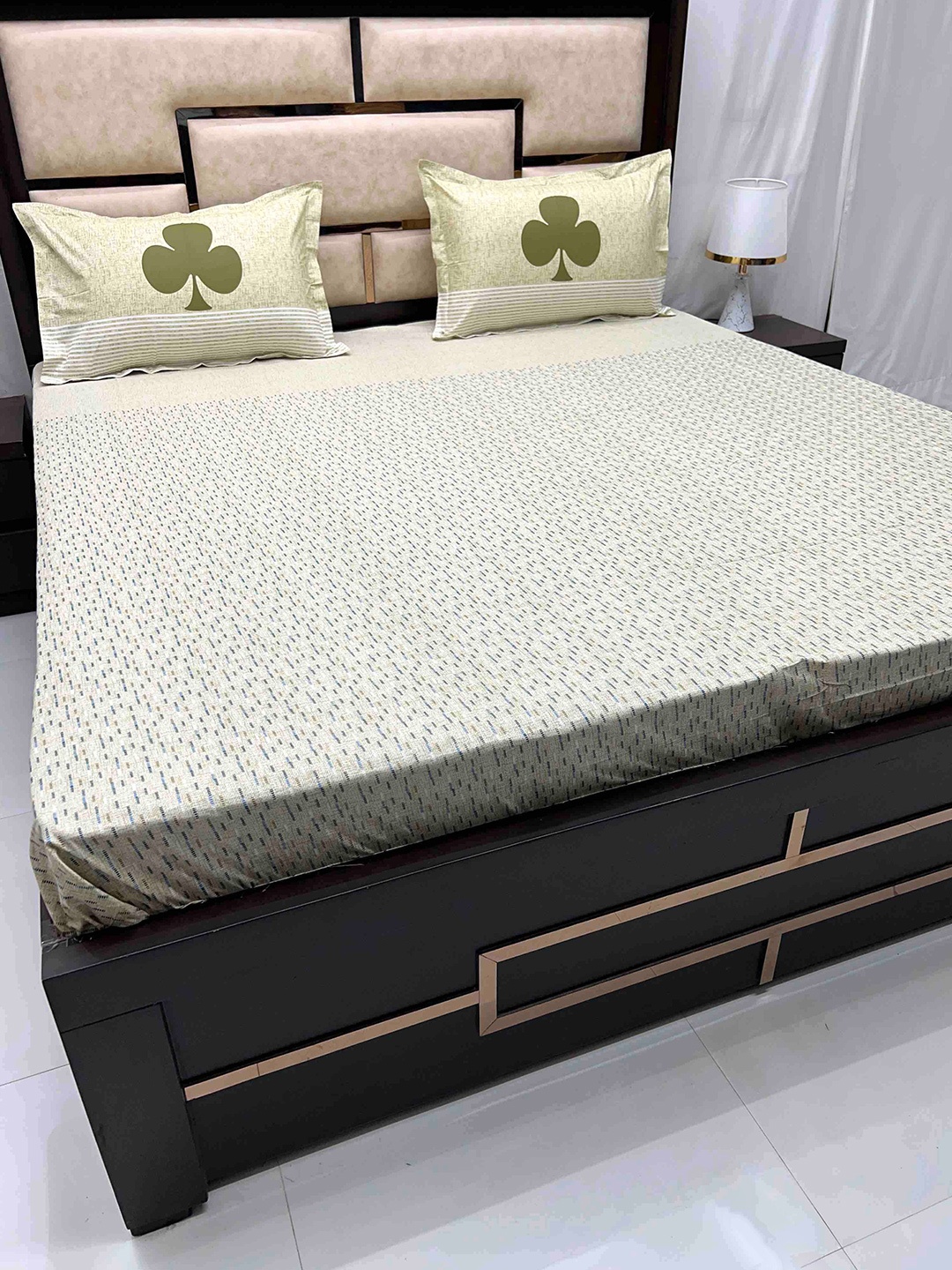 

Pure Decor Lifestyle Green & White Cotton 300 TC King Bedsheet With 2 Pillow Covers