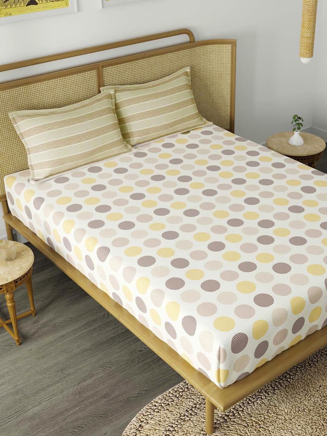 

DECOMIZER Beige & Yellow Geometric 210 TC King Bedsheet with 2 Pillow Covers