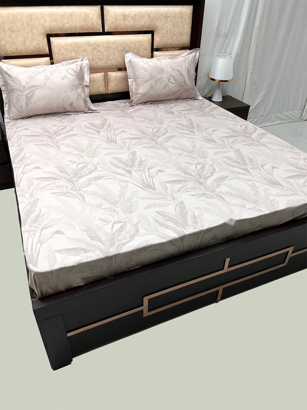 

Pure Decor Royal Divine Mauve Pure Cotton 330 TC King Bedsheet with 2 Pillow Covers