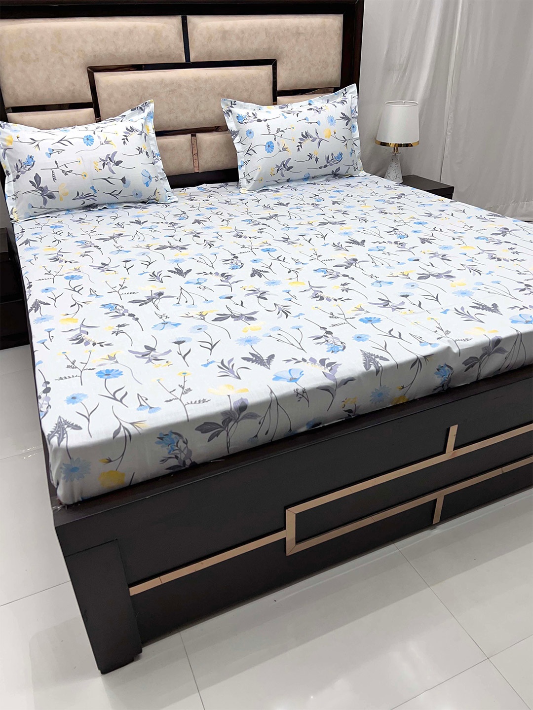 

Pure Decor Velar Fur Sib White Floral Pure Cotton 300 TC King Bedsheet & 2 Pillow Covers