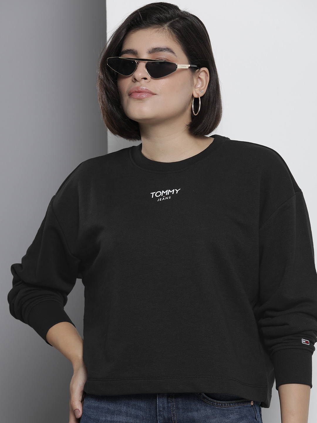 

Tommy Hilfiger Brand Logo Printed Drop Shoulder Sleeves Sweatshirt, Black