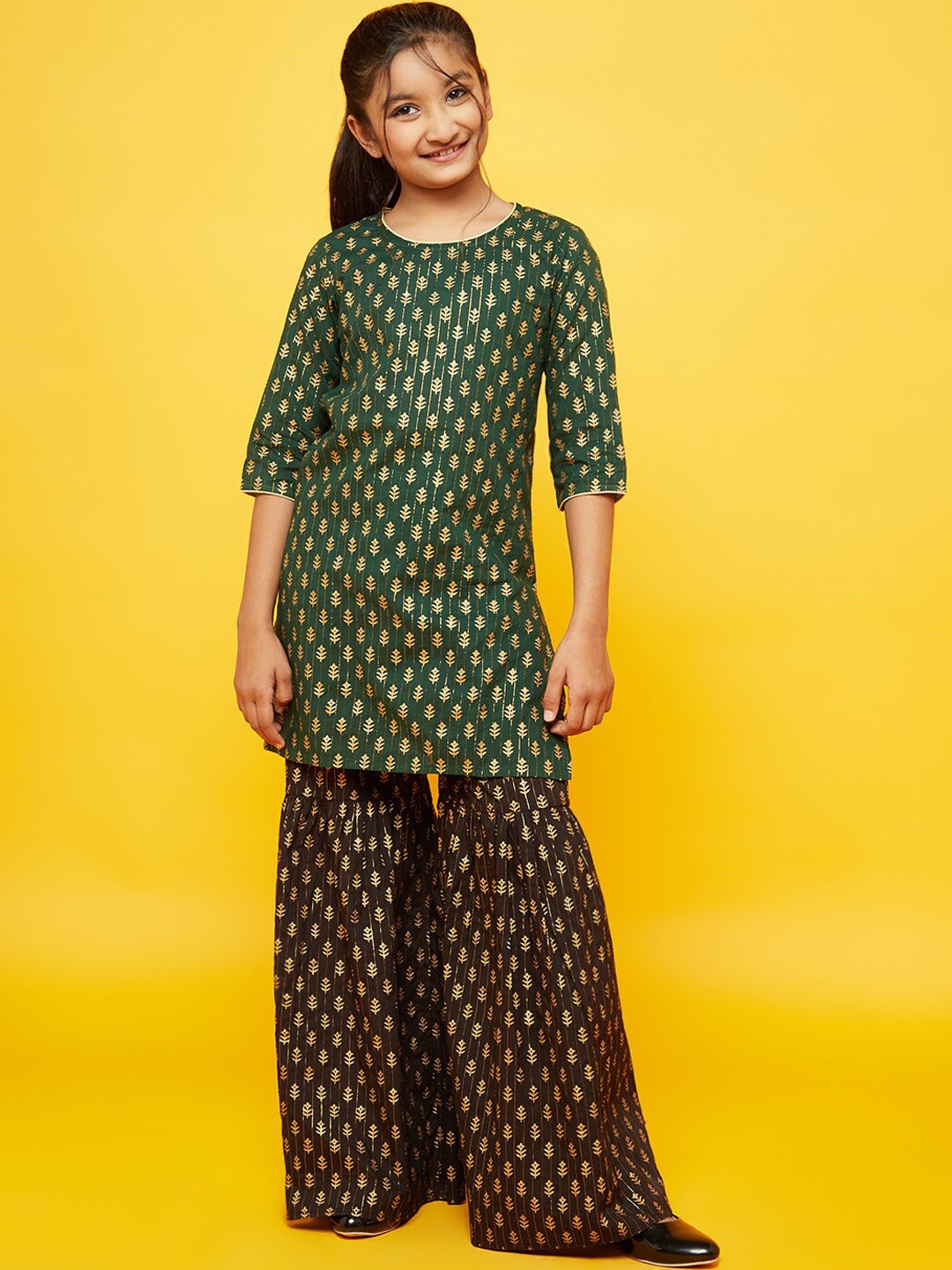 

Aks Kids Girls Ethnic Motifs Printed Regular Pure Cotton Kurta with Sharara, Green