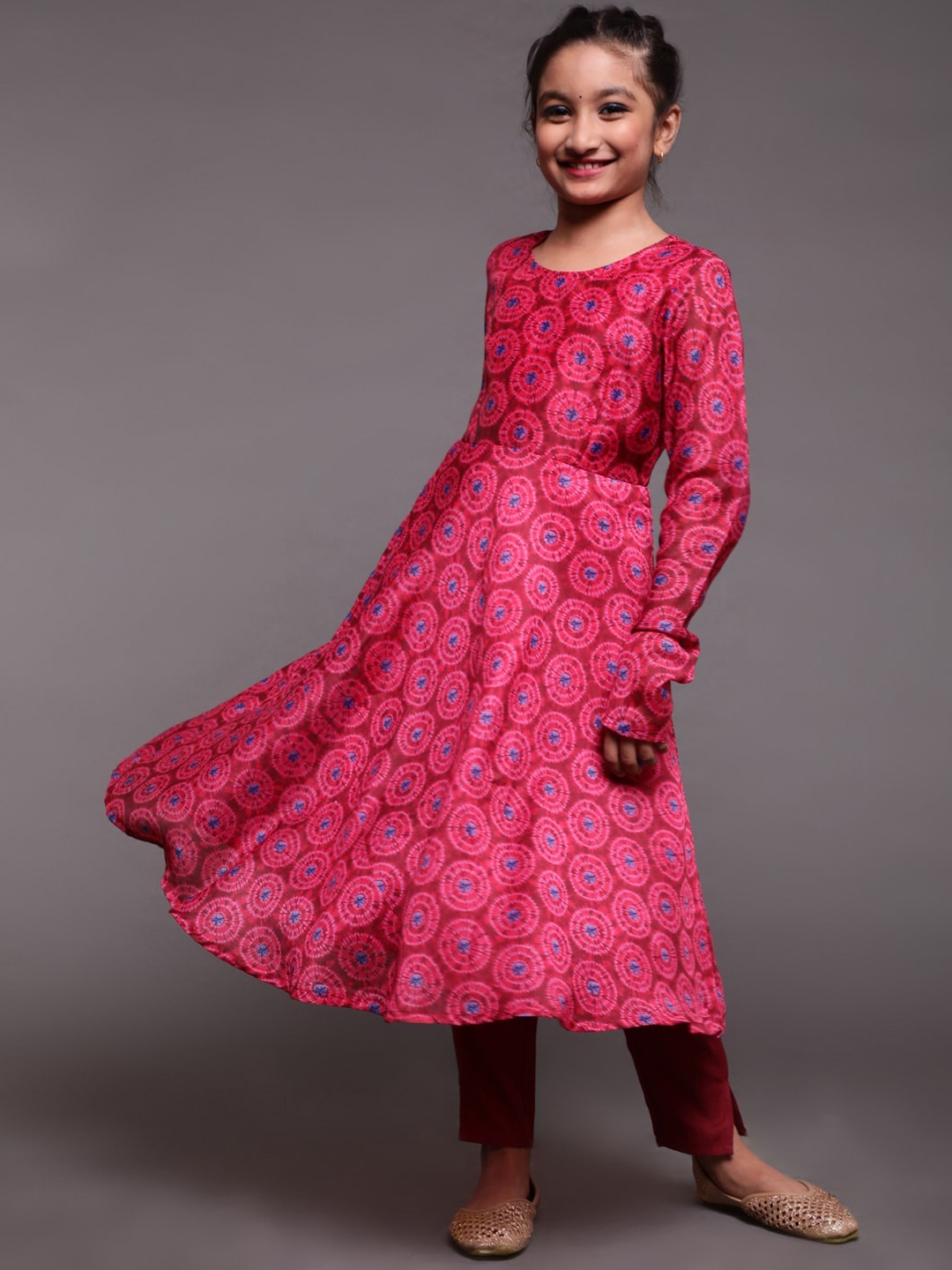 

Aks Kids Girls Ethnic Motifs Printed Regular Chanderi Silk Kurta With Trousers, Magenta