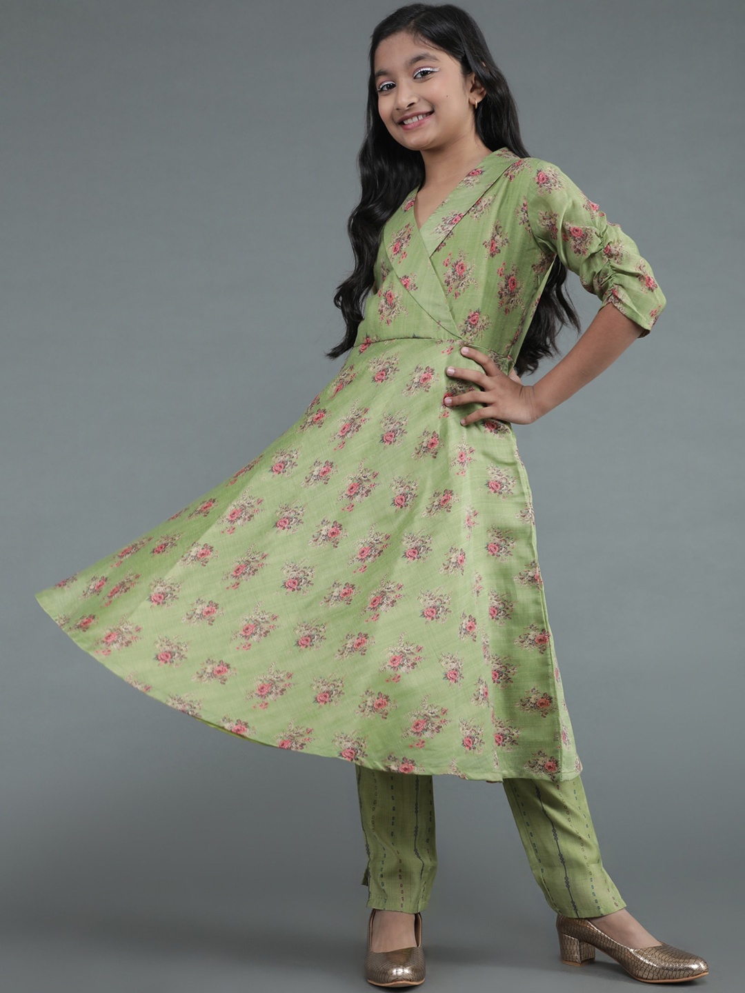 

Aks Kids Girls Floral Printed Shawl Collar Kurta With Trousers, Green