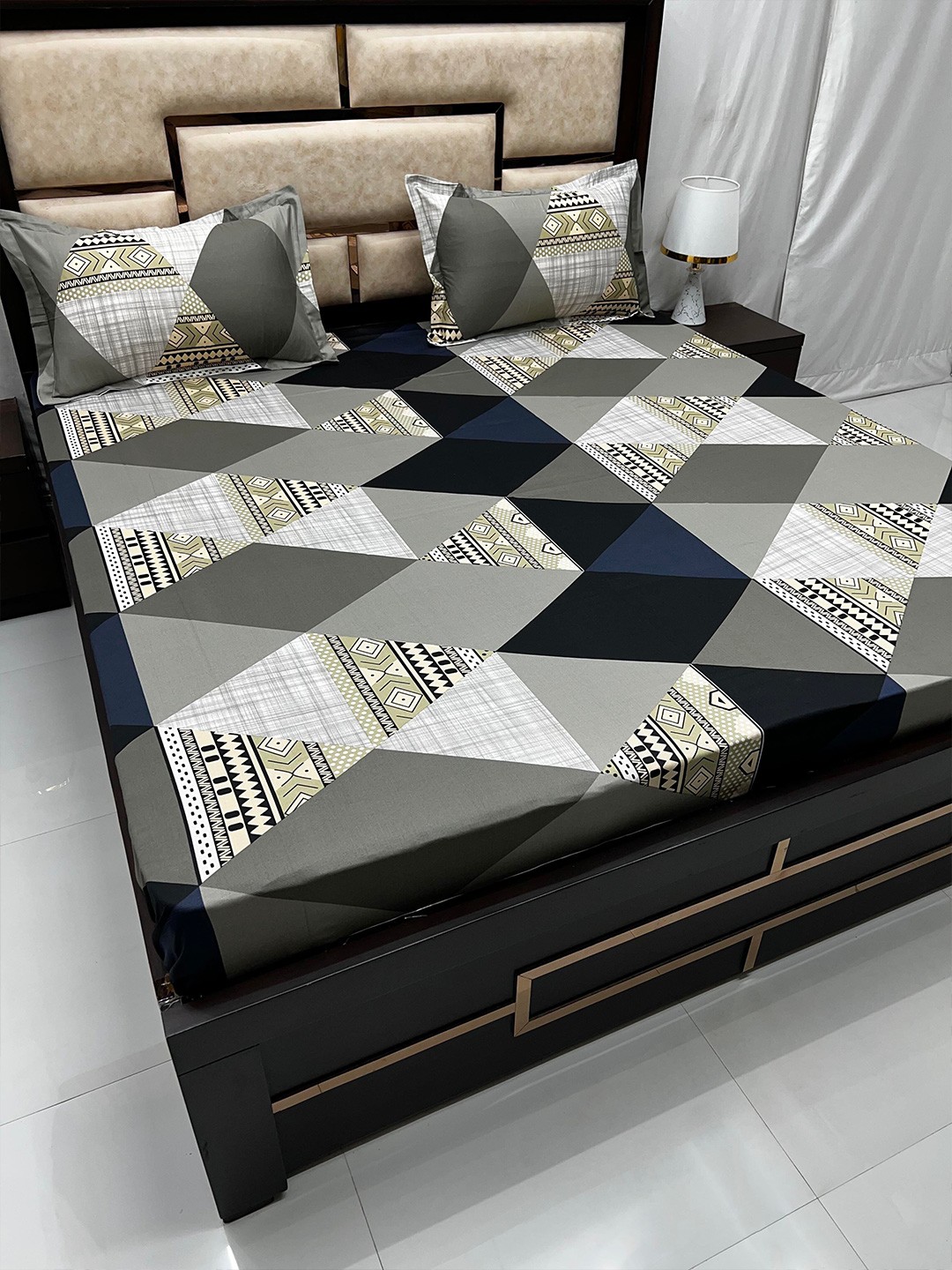 

Pure Decor Velar Sib Grey & White Geometric Cotton 300 TC King Bedsheet & 2 Pillow Covers