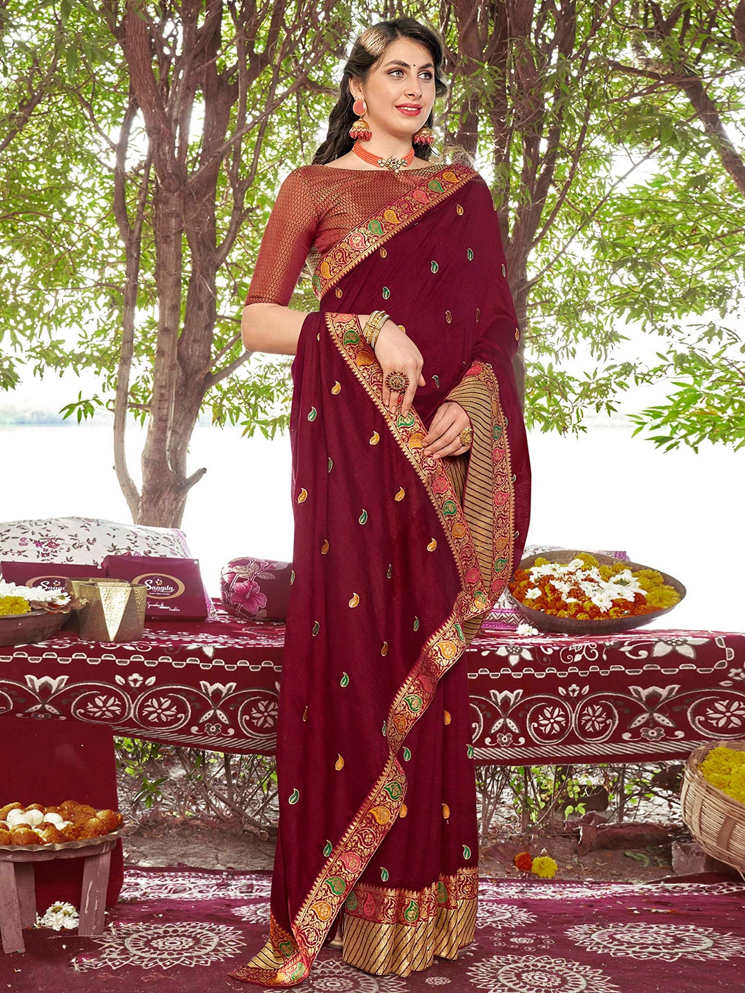 

Mitera Maroon & Gold-Toned Paisley Embroidered Zari Saree