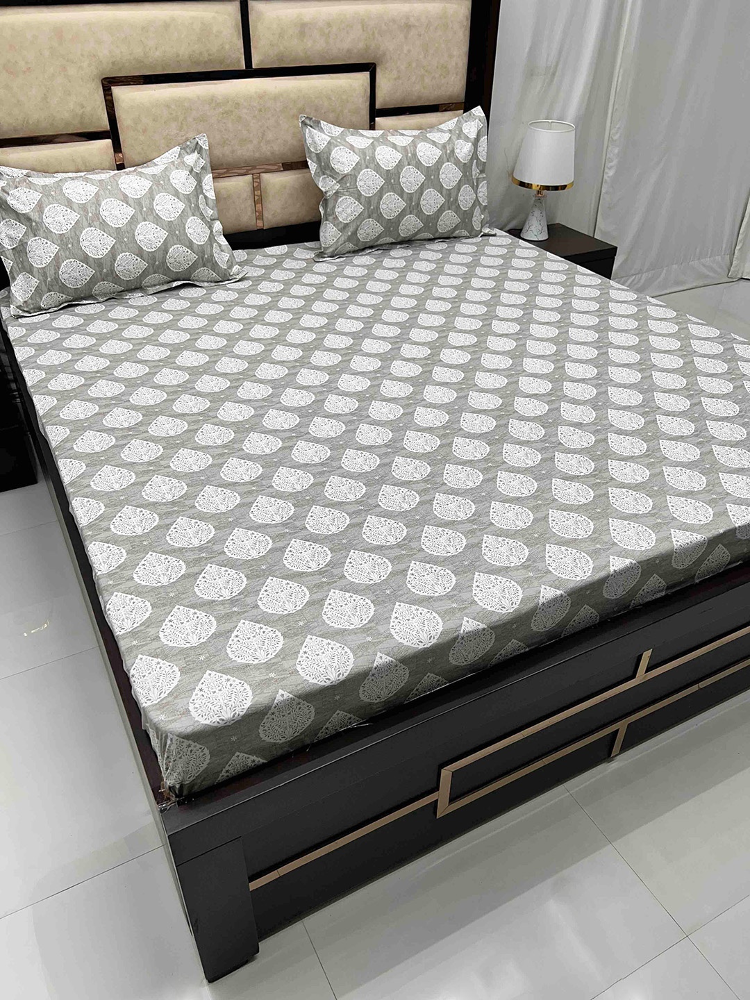 

Pure Decor Villa Grey & White Pure Cotton 300 TC King Bedsheet with 2 Pillow Covers