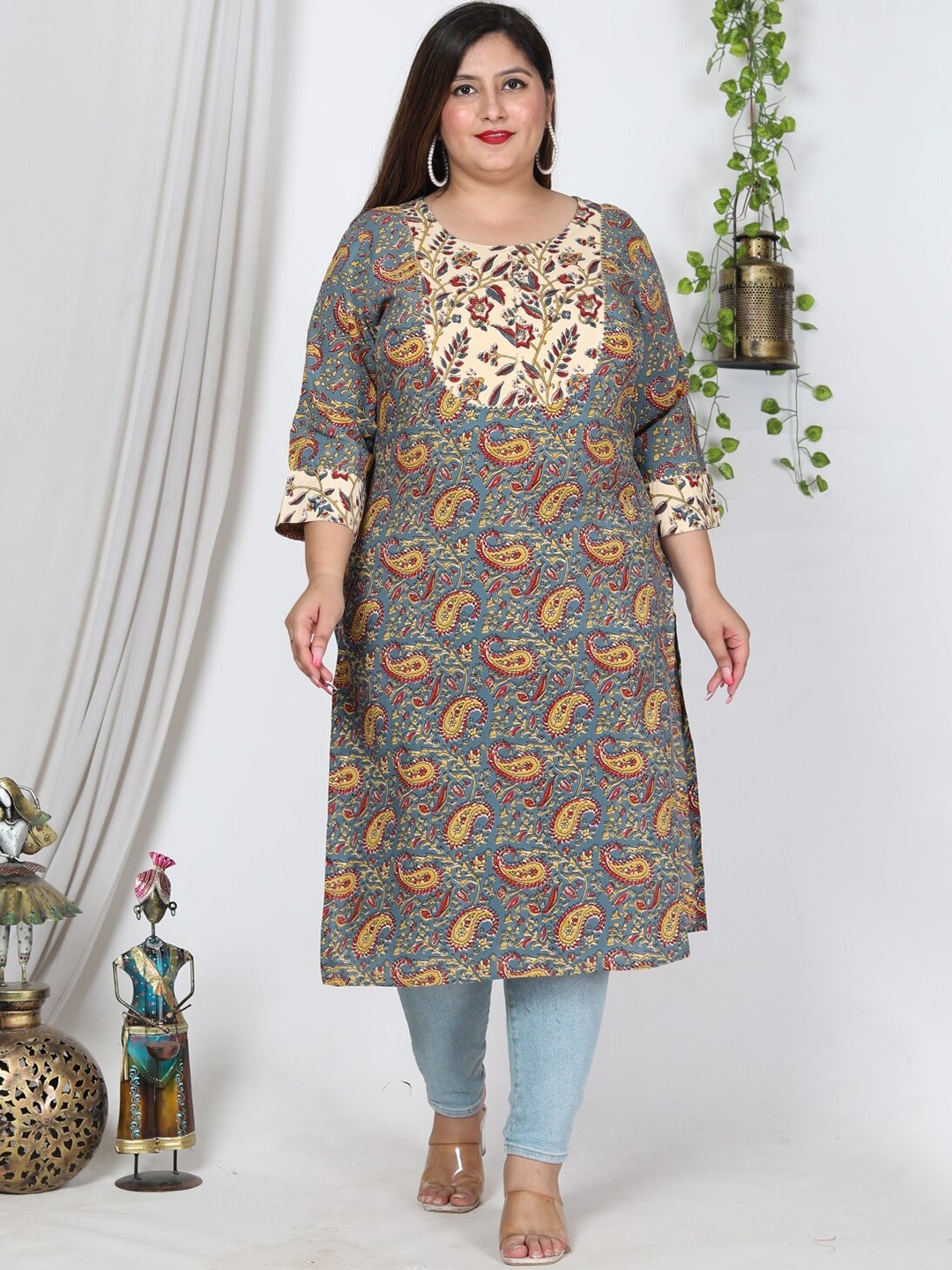 

Swasti Plus Size Paisley Printed Straight Kurta, Grey