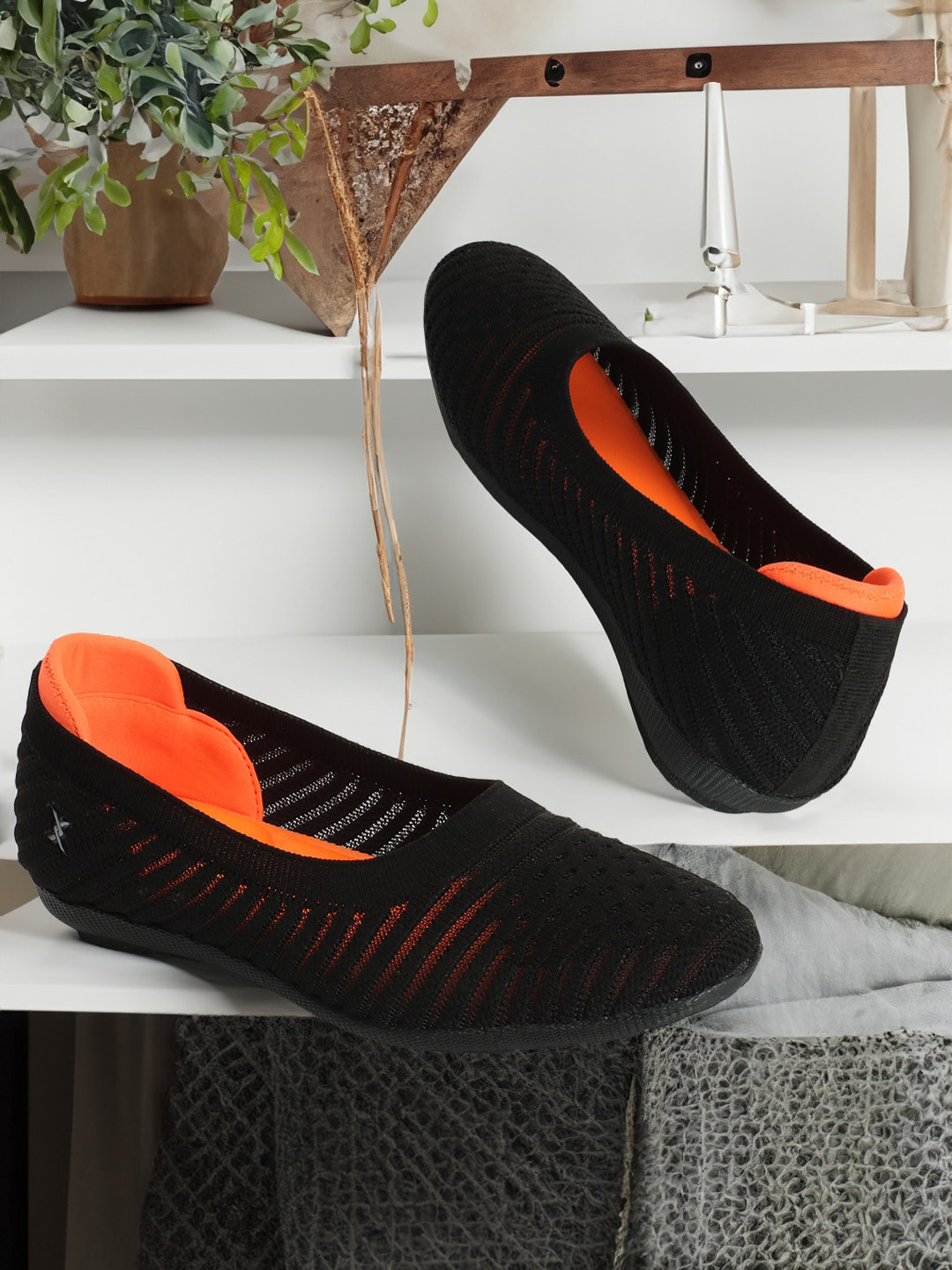 

Carlton London sports Women Woven Design Ballerinas, Black