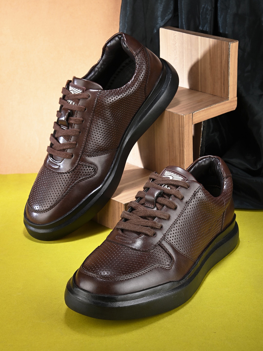 

Alleviater Men Textured Antibacterial Lace-Up Sneakers, Brown