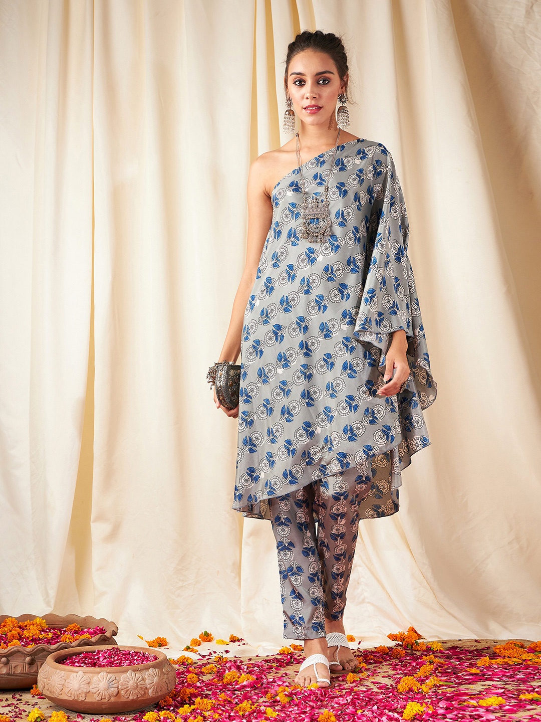 

Shae by SASSAFRAS Grey Ethnic Motifs Printed One Shoulder Kaftan Kurta