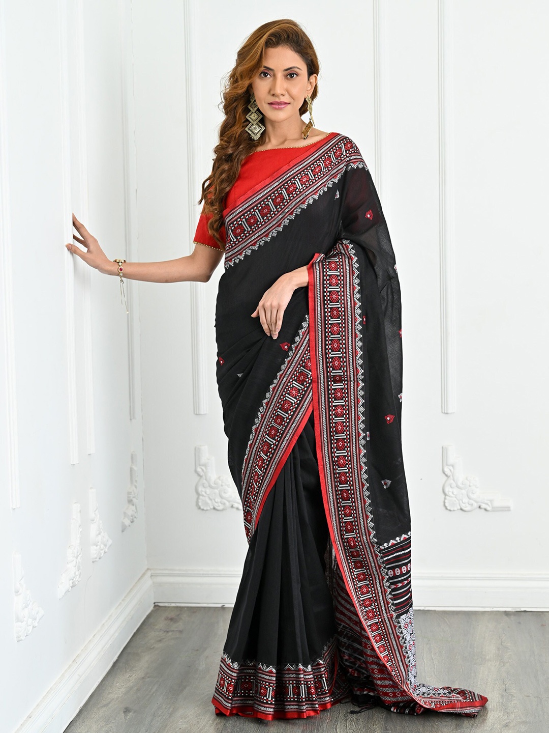 

BEATITUDE Geometric Woven Design Saree, Black