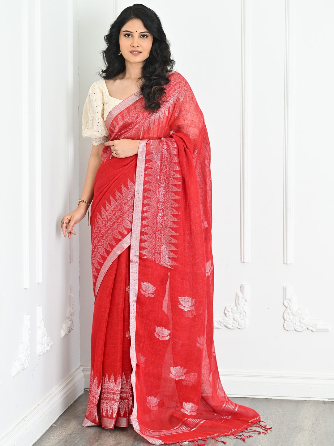 

BEATITUDE Floral Woven Design Zari Pure Linen Saree, Red