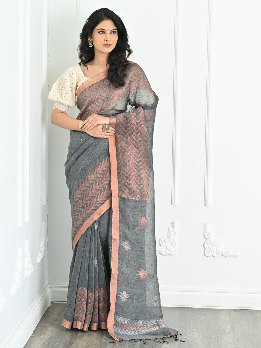 

BEATITUDE Floral Woven Design Zari Pure Linen Saree, Grey