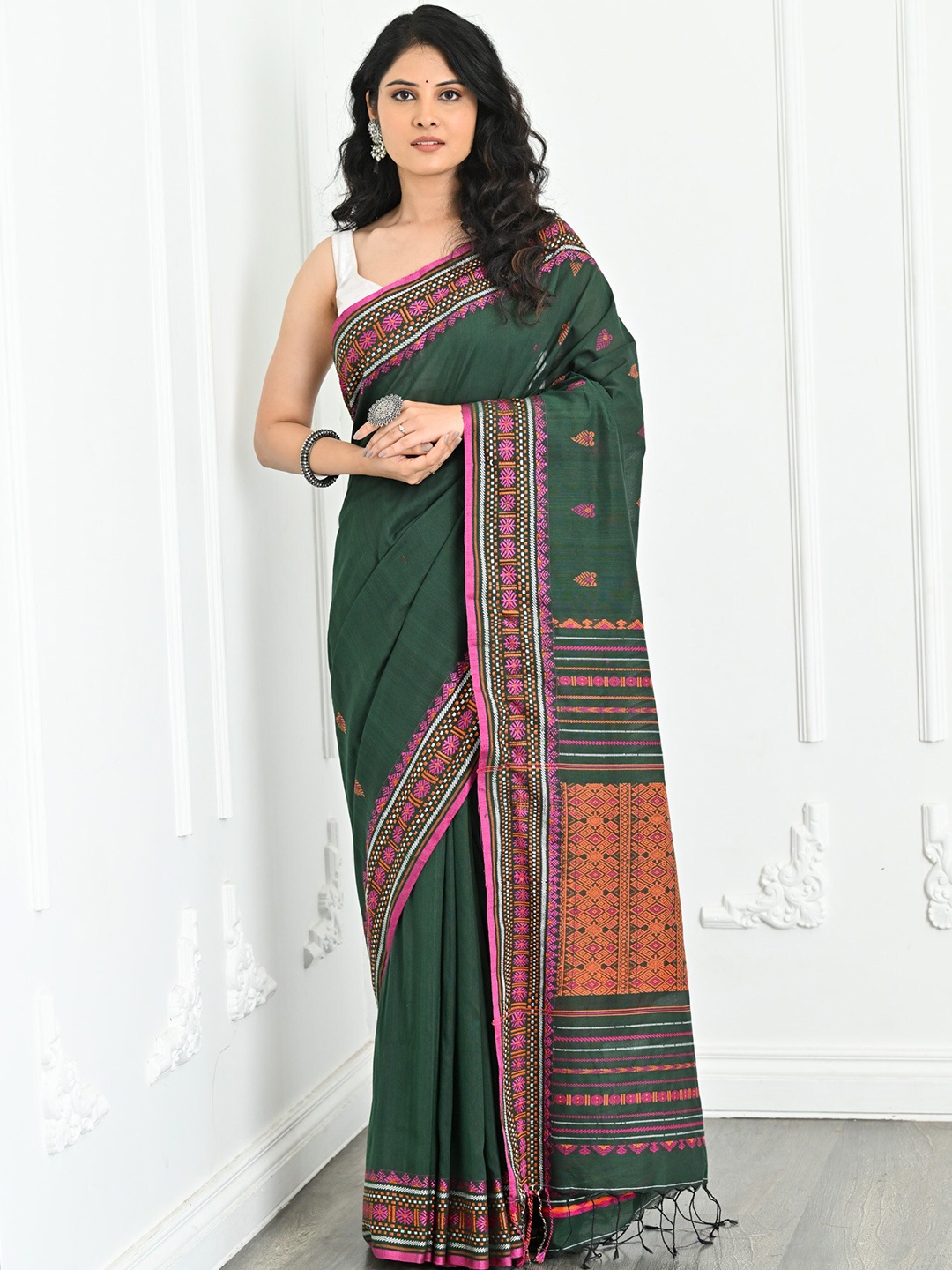 

BEATITUDE Geometric Woven Design Saree, Green