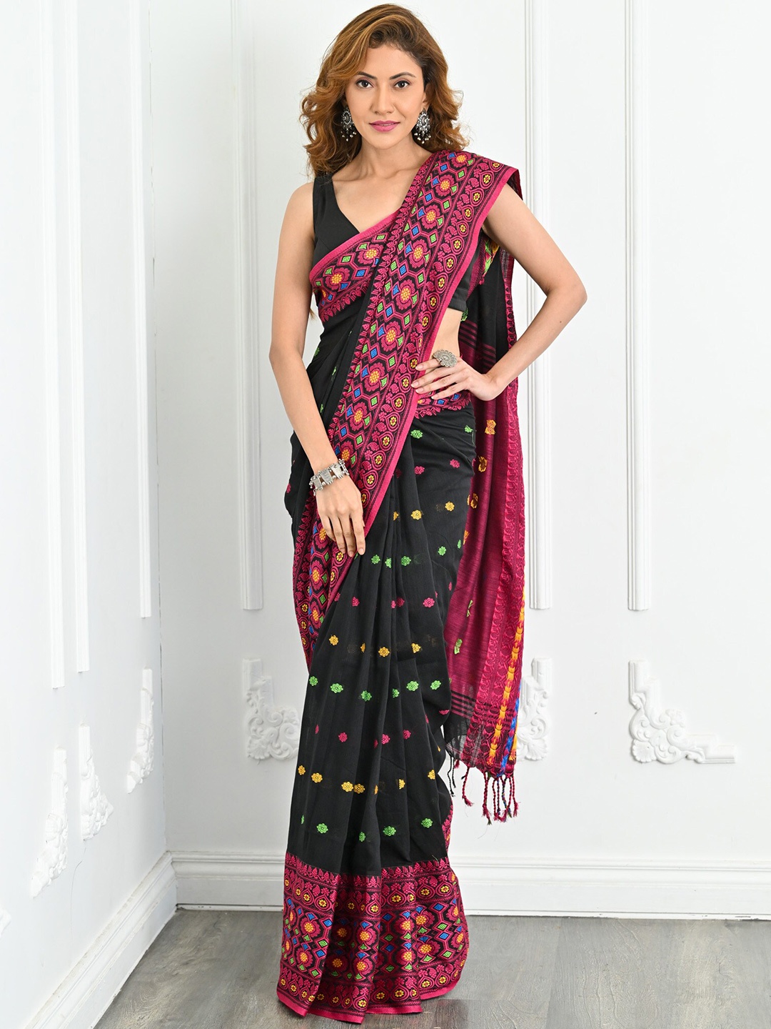 

BEATITUDE Floral Woven Design Saree, Black
