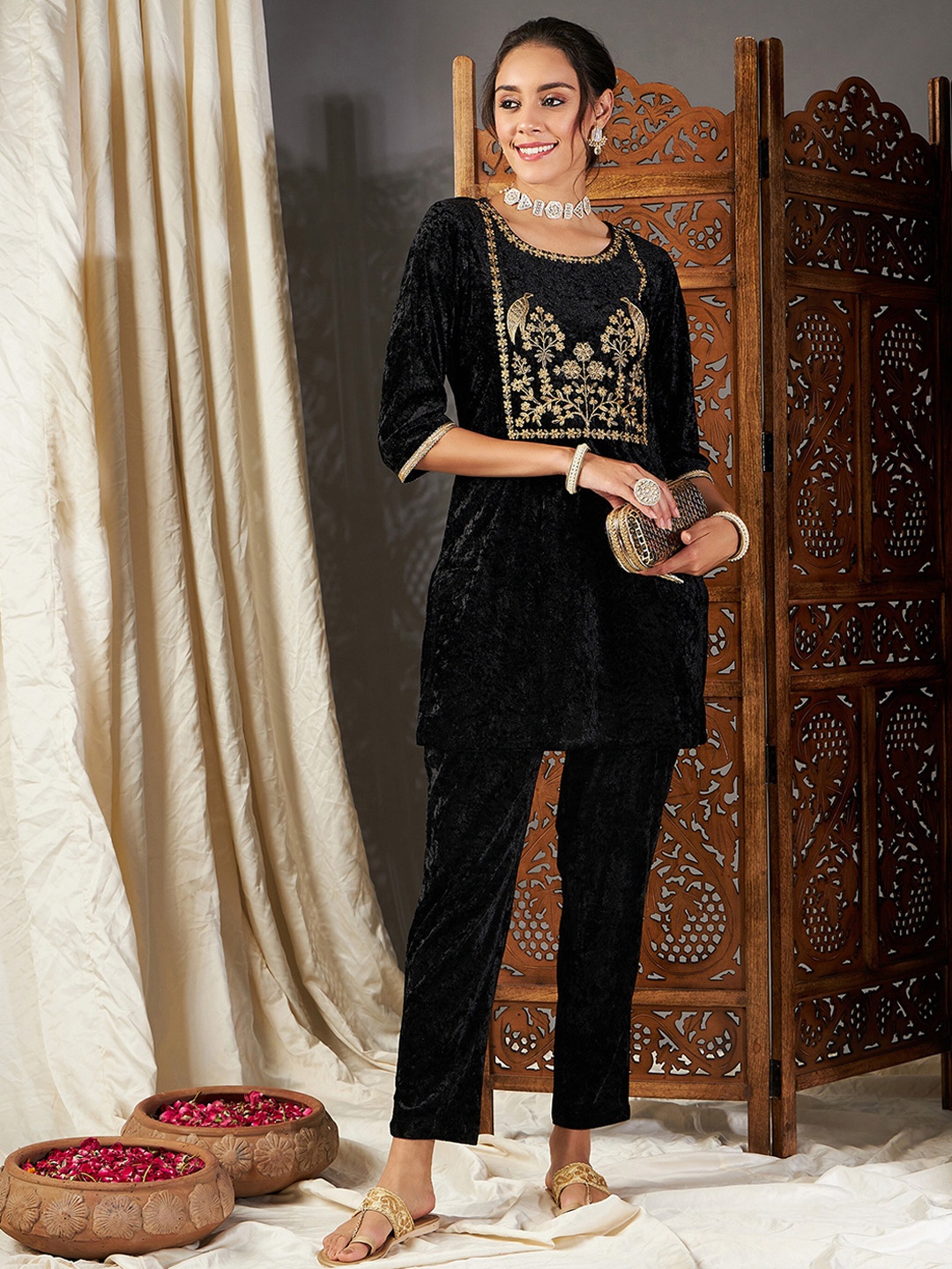 

Shae by SASSAFRAS Ethnic Motifs Embroidered Velvet Kurta with Trousers, Black