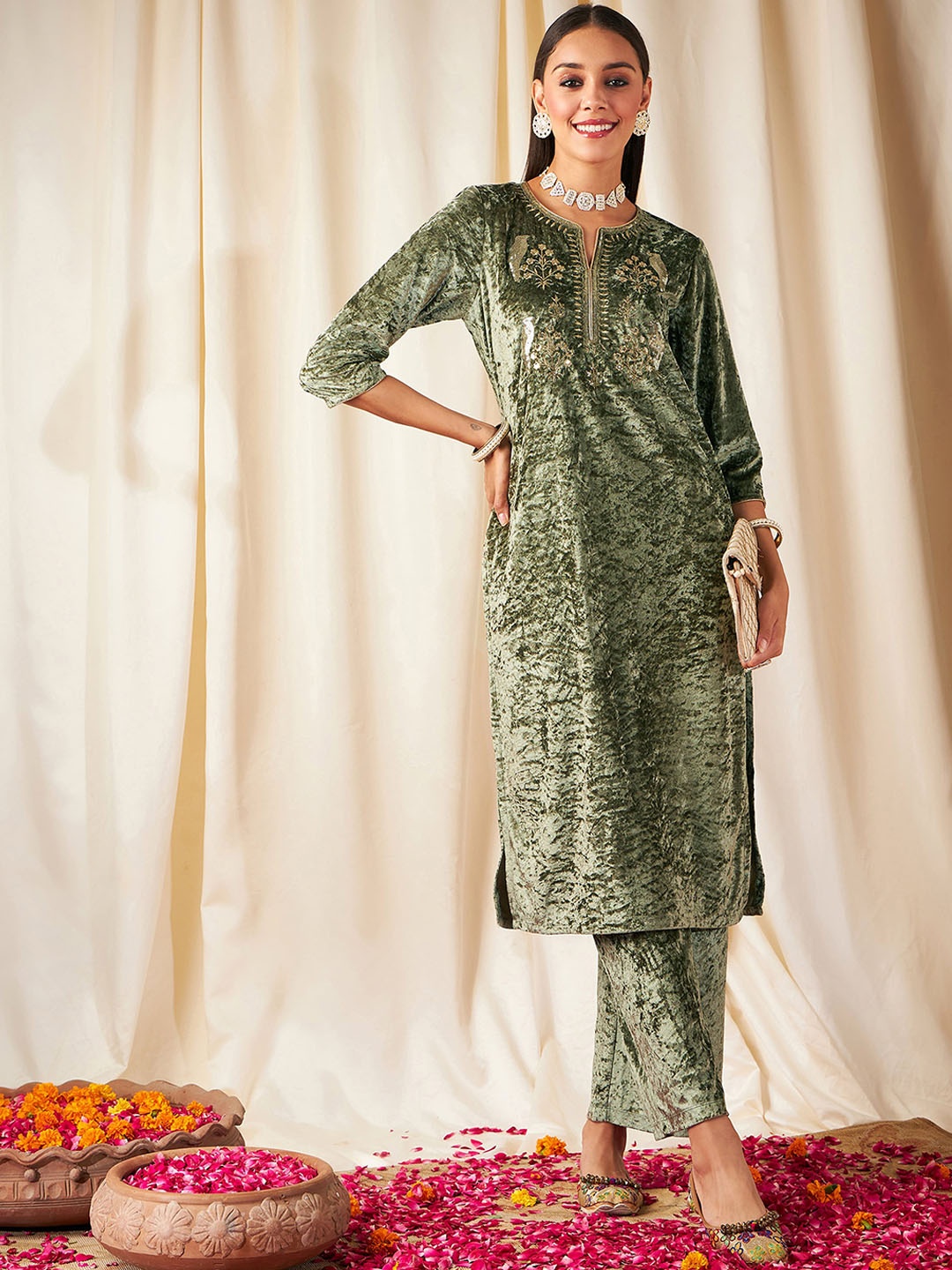 

Shae by SASSAFRAS Floral Embroidered Sequinned Grandeur & Majestic Artwork Velvet Kurta, Green