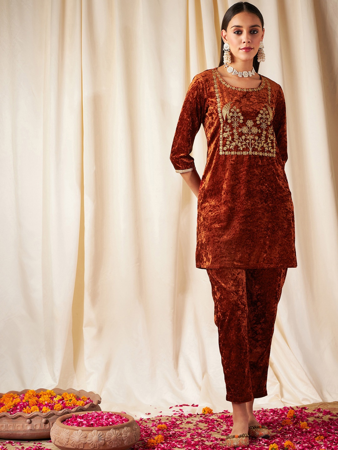 

Shae by SASSAFRAS Floral Yoke Design Thread Work Velvet Short Kurta, Rust