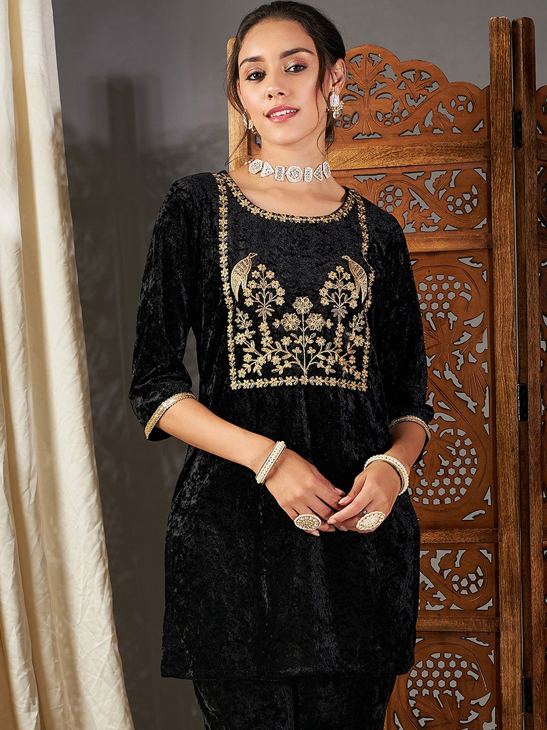 

Shae by SASSAFRAS Floral Yoke Design Thread Work Velvet Short Kurta, Black