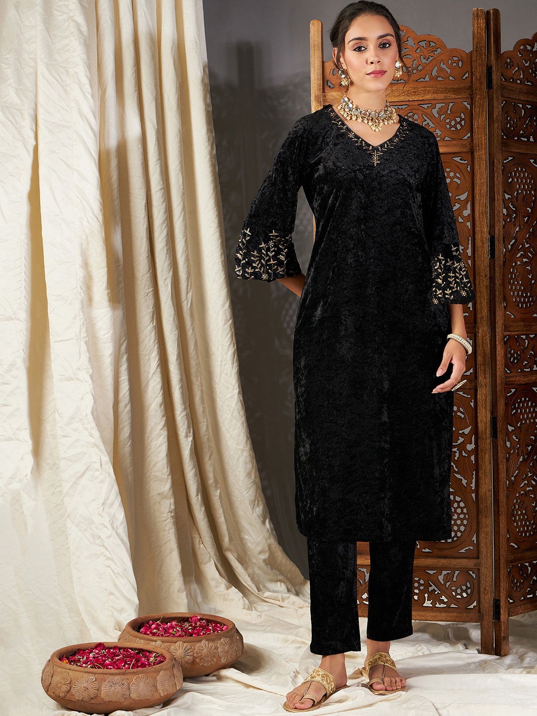

Shae by SASSAFRAS Ethnic Motifs Embroidered Grandeur & Majestic Artwork Velvet Kurta, Black