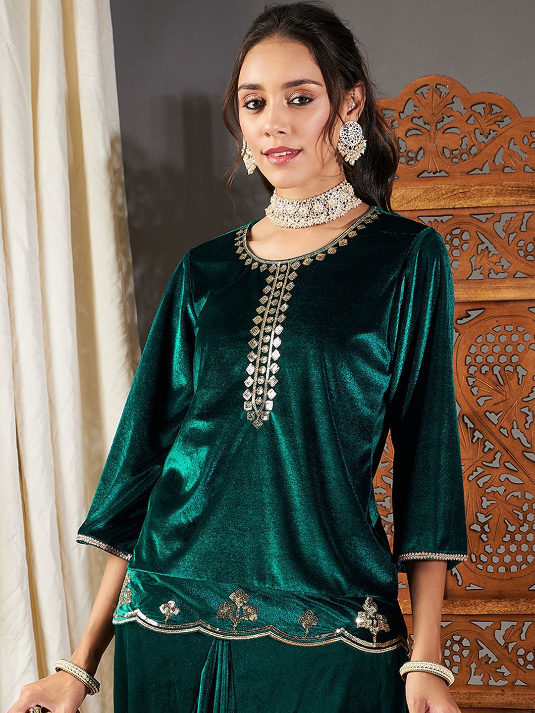 

Green Ethnic Motifs Embroidered Sequinned Velvet Short Kurta