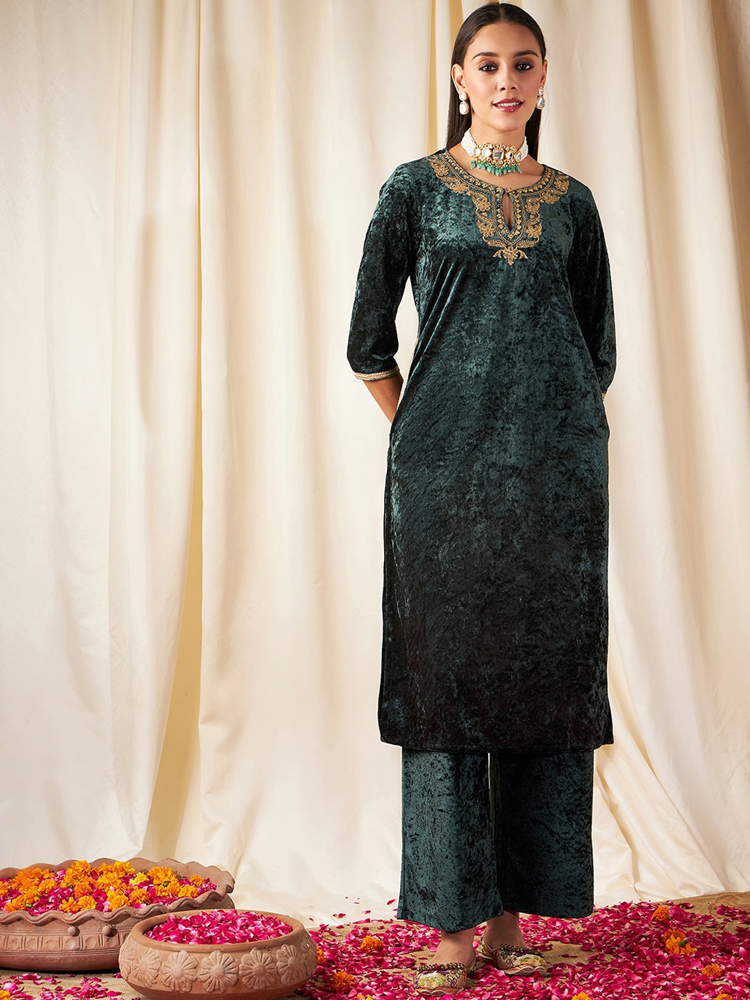 

Shae by SASSAFRAS Floral Yoke Design Thread Work Velvet Straight Kurta, Green