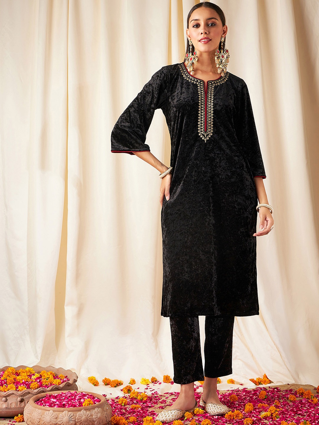 

Shae by SASSAFRAS Thread Work Velvet Kurta, Black