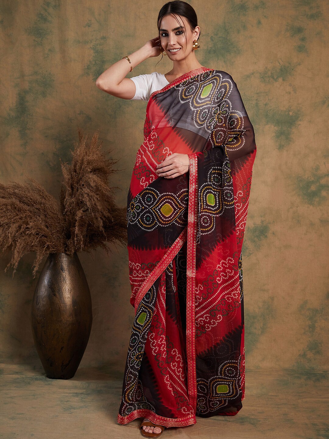 

Sangria Ethnic Motifs Printed Saree, Red