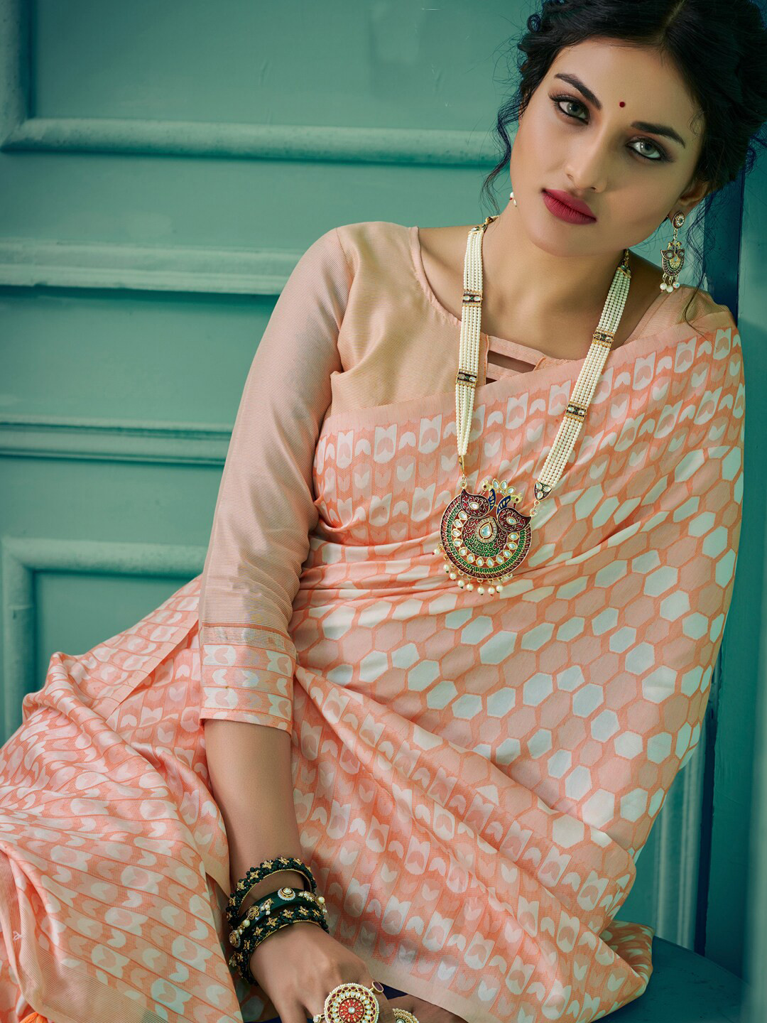 

Sangria Geometric Woven Designed Saree, Peach
