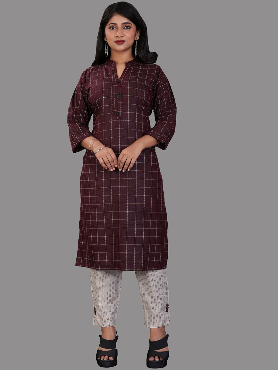 

APNISHA Checked Regular Kurta With Trousers, Maroon