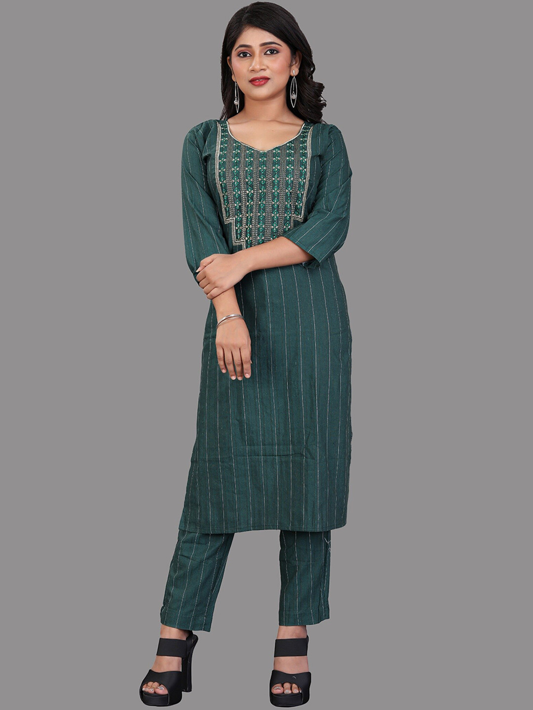 

APNISHA Floral Embroidered Straight Kurta with Trousers, Green