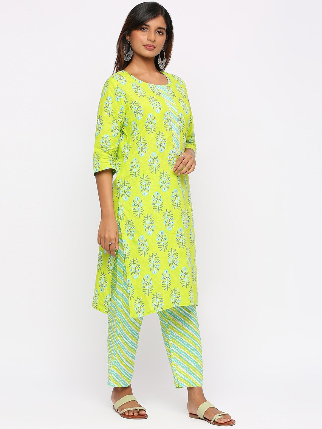 

ZRI Ethnic Motifs Printed Gotta Patti Pure Cotton Straight Kurta With Trousers, Green